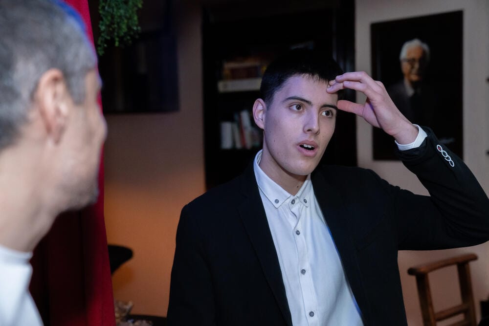 Rado Sheytanoff reading an audience member during a live show